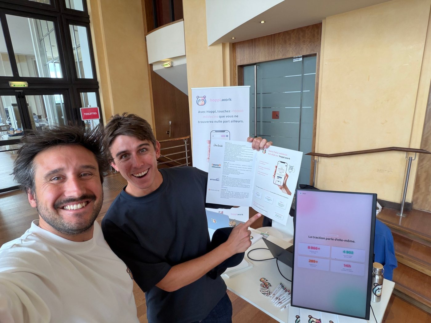 Two Hoppi team members at the Hoppi stand during a healthcare event